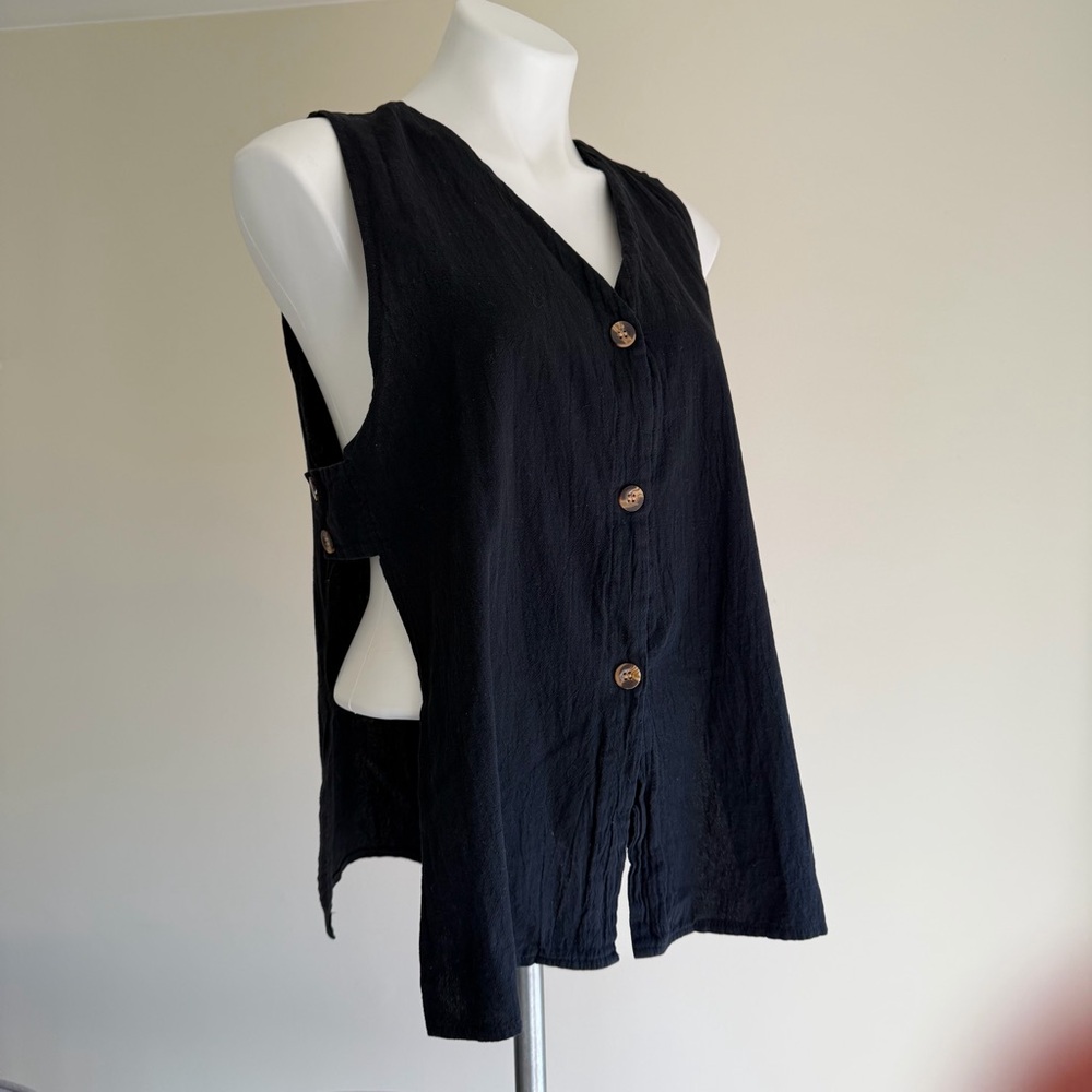 Black Sleeveless Button-Up Top
